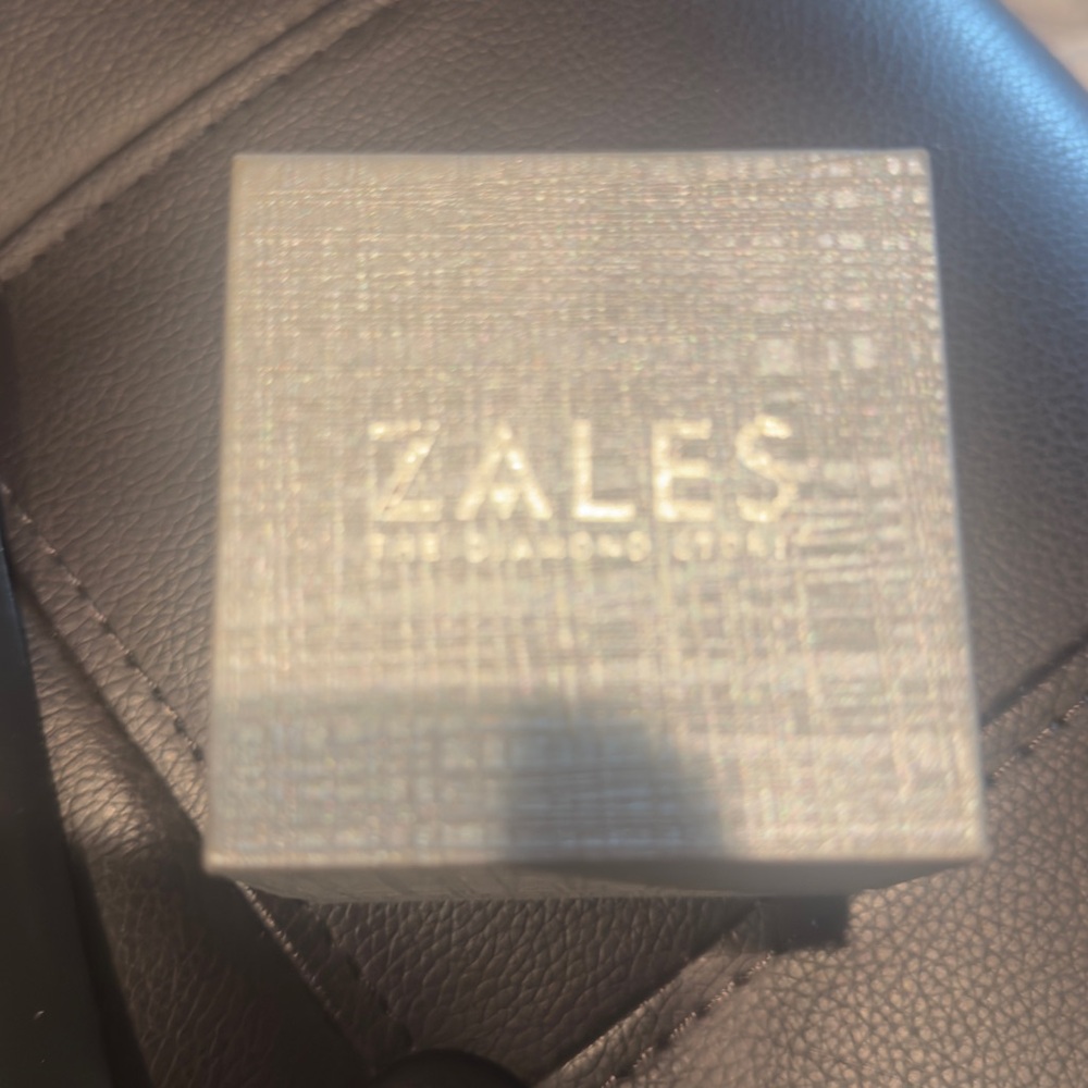 Zales white gold 14k and Diamond Ring - Picture 3 of 14